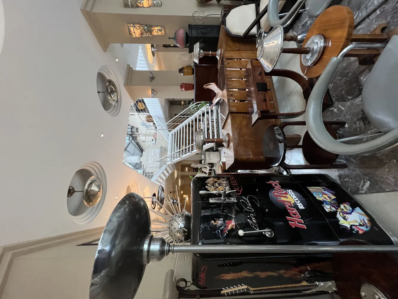 Lámpara de pie antigua en un ambiente elegante con muebles