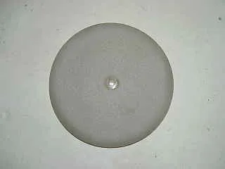 vista de uma luminária de pé antiga Muller Fres com design simples e forma redonda