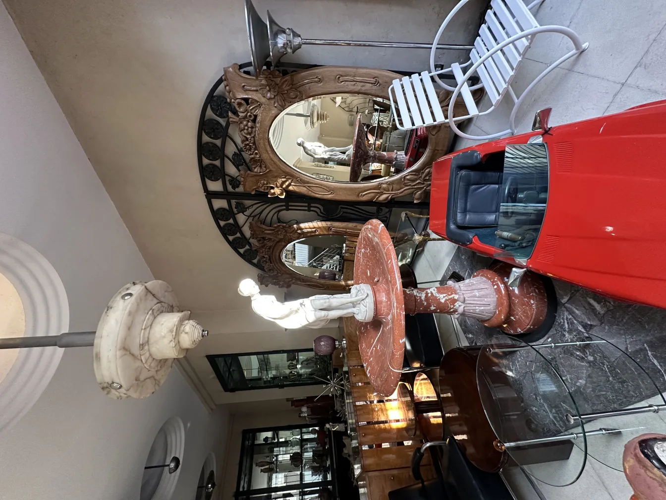 Lámpara de pie antigua en un ambiente elegante con decoración de lujo