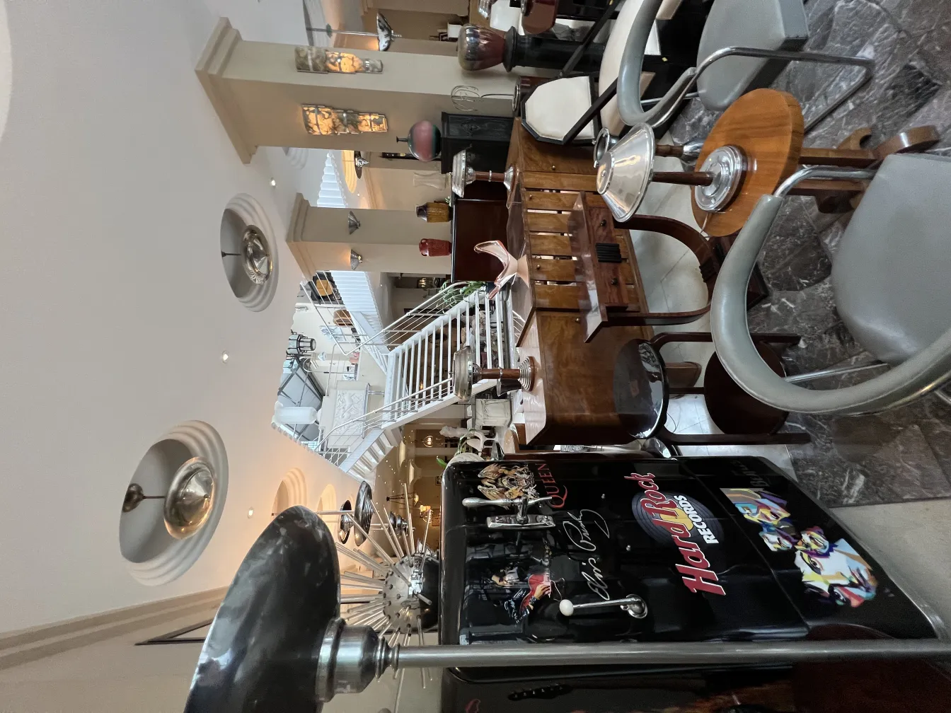 Lámpara de pie antigua, con base elegante y ambiente acogedor.