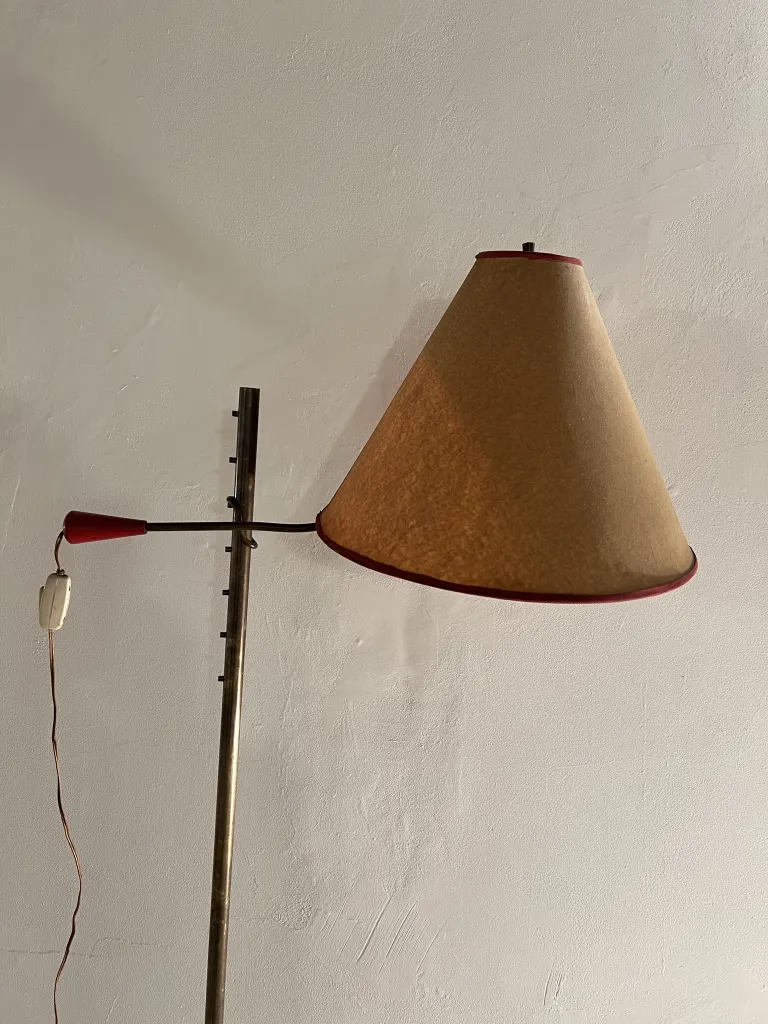 Luminária de pé antiga com shade cônico bege