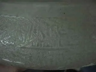 مصباح أرضي قديم مع نسيج دقيق وتفاصيل بارزة.