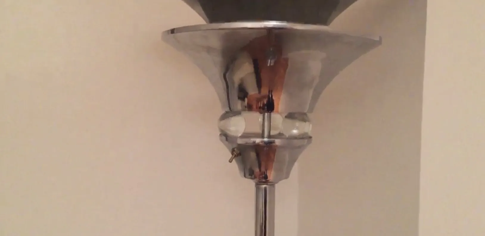 Luminária de pé antiga com design elegante e aparência estilosa, ideal para qualquer ambiente.