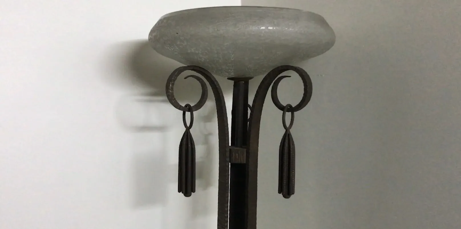 torchiere ancienne avec détails en fer et abat-jour rond