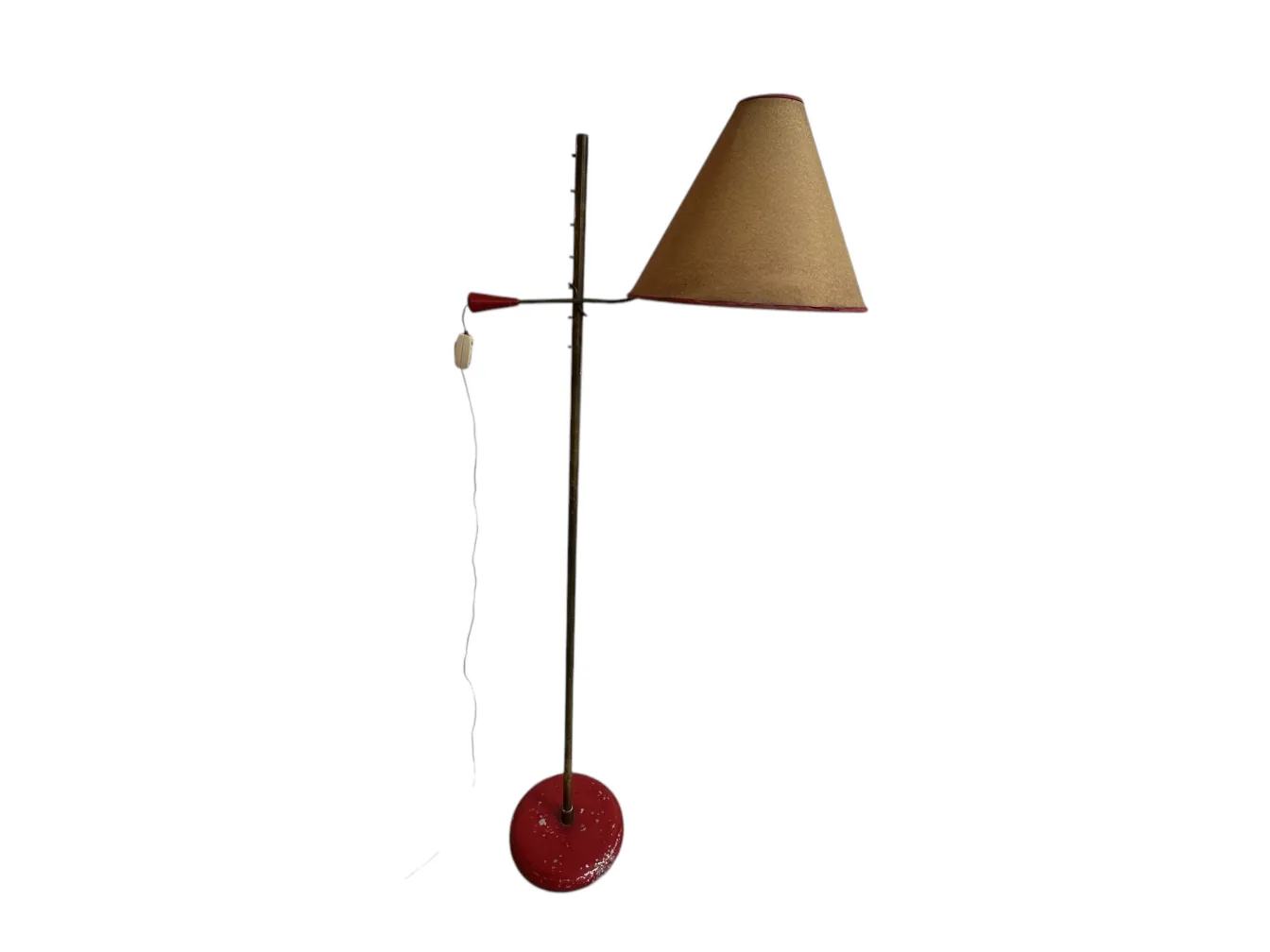 Lampada da terra con paralume conico beige e base rossa, ambiente minimalista.