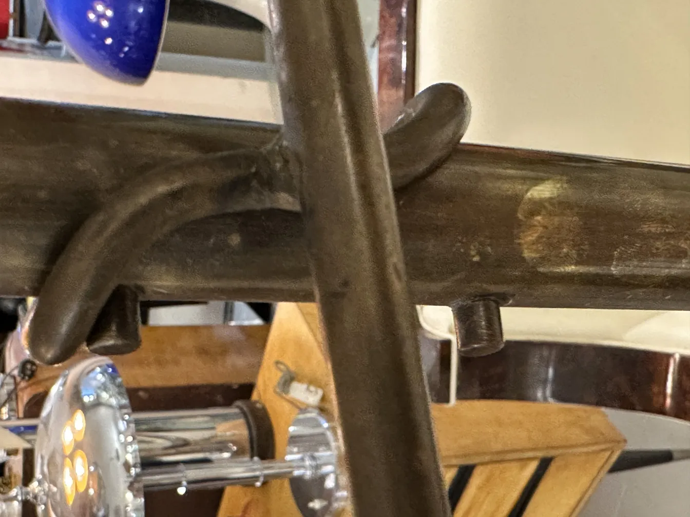 오래된 플로어 램프, 장식적인 기초와 파란색 세부 사항 포함.