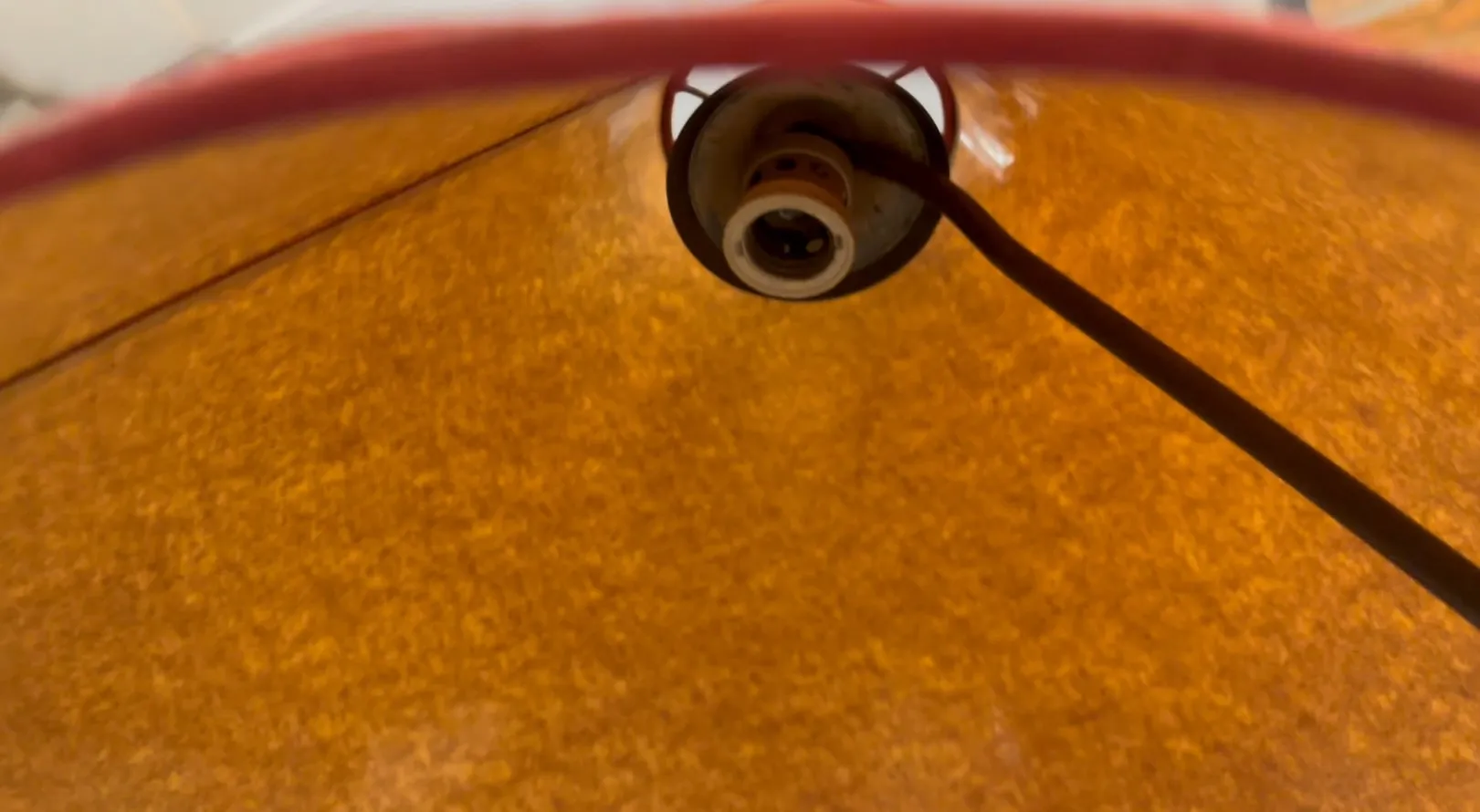 vue d'une lampe de sol ancienne avec un abat-jour doré dans une pièce