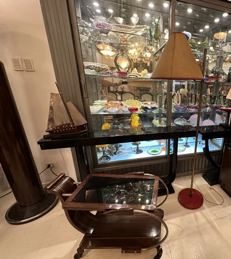 lampara de pie antigua de diseño clasico con pantalla beige en una sala decorativa