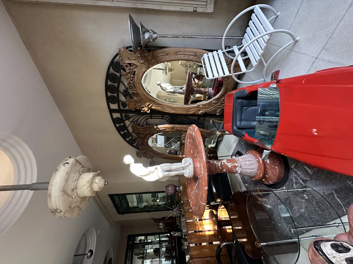 luminária de pé antiga com base decorativa e cúpula elegante, em um ambiente de antiguidades