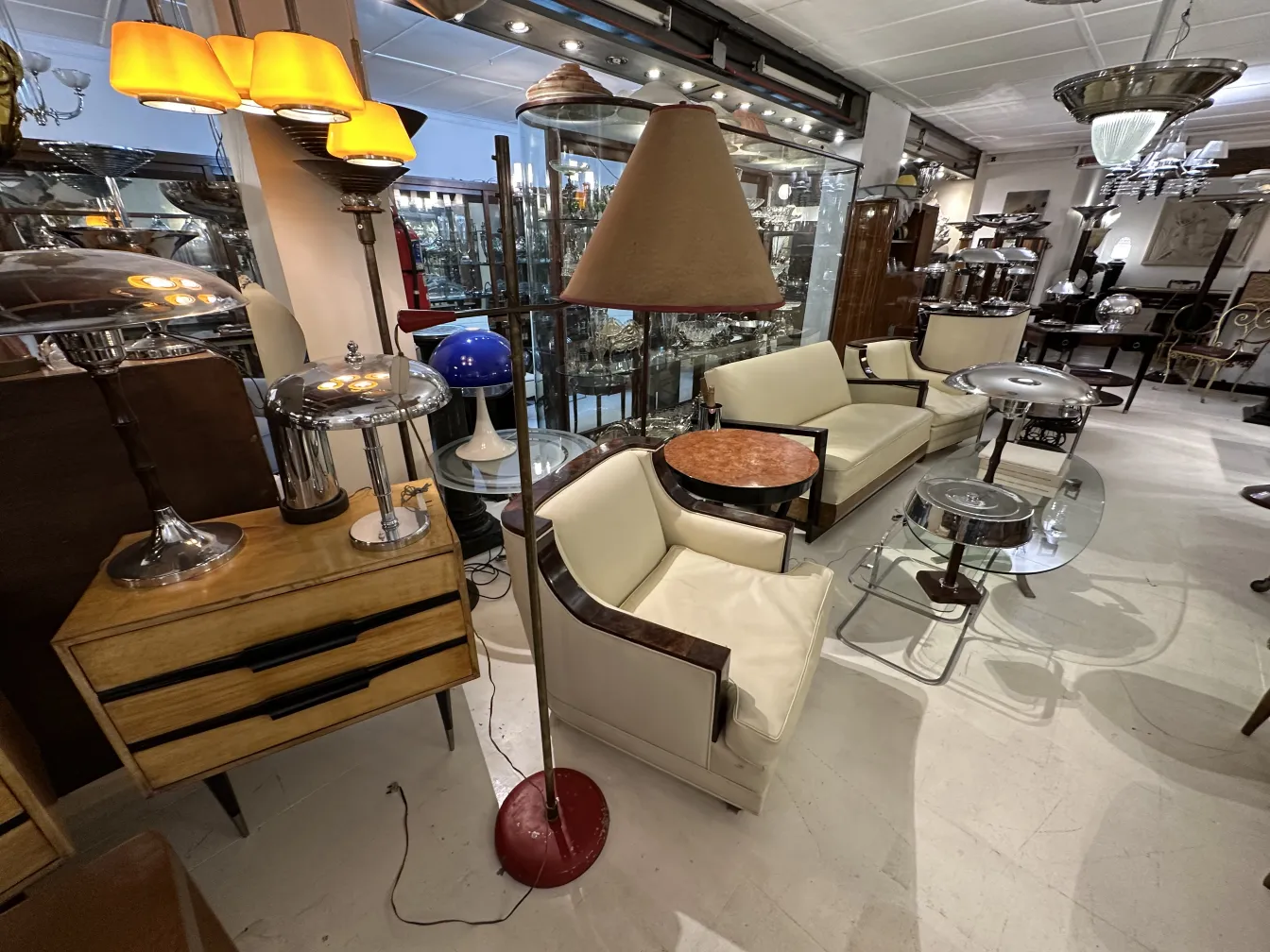 पुराना फर्श का दीपक शंक्वाकार छत्र में पुराने माहौल में।