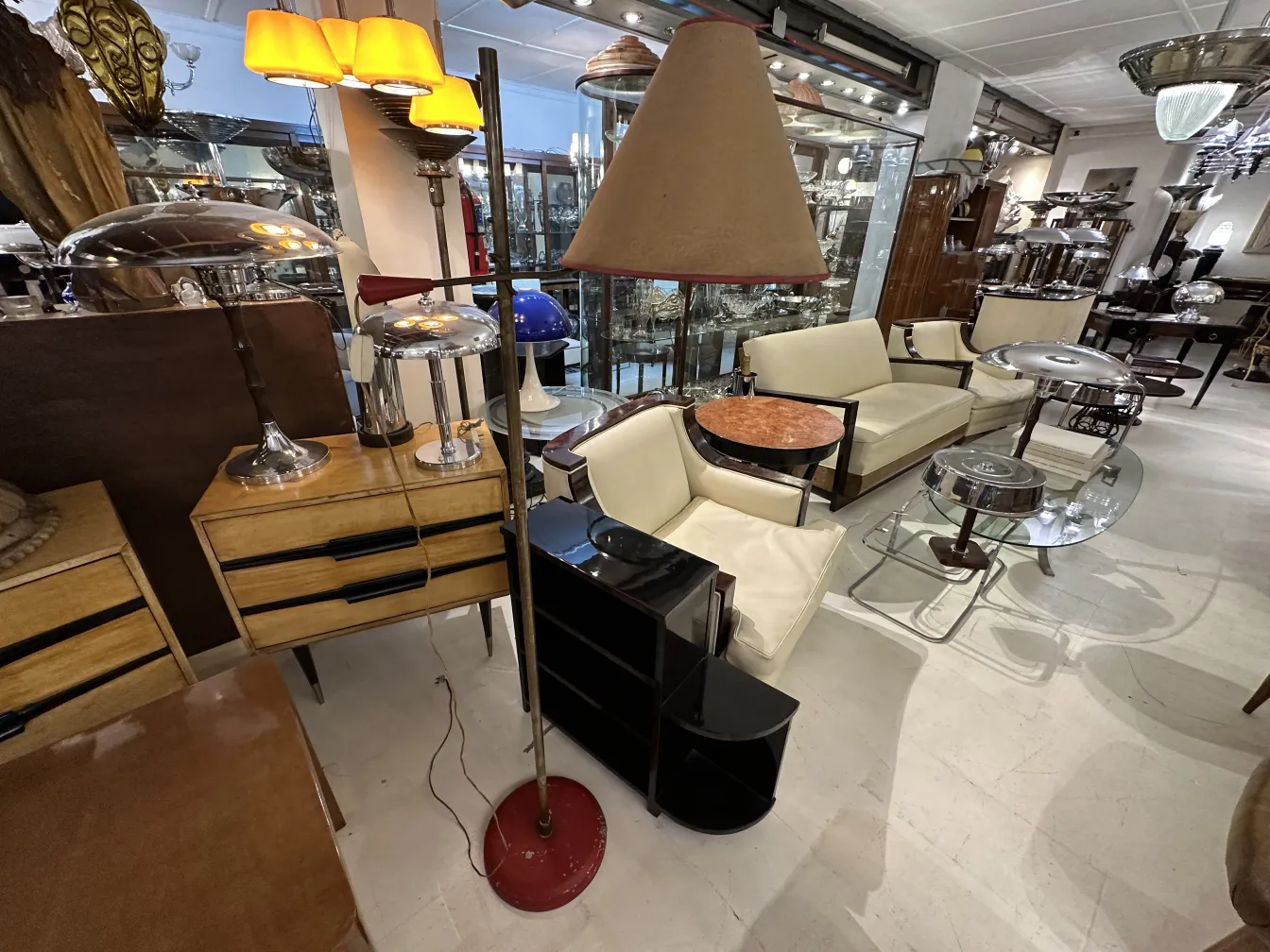 Torchiere ancienne avec abat-jour conique dans un magasin d'antiquités