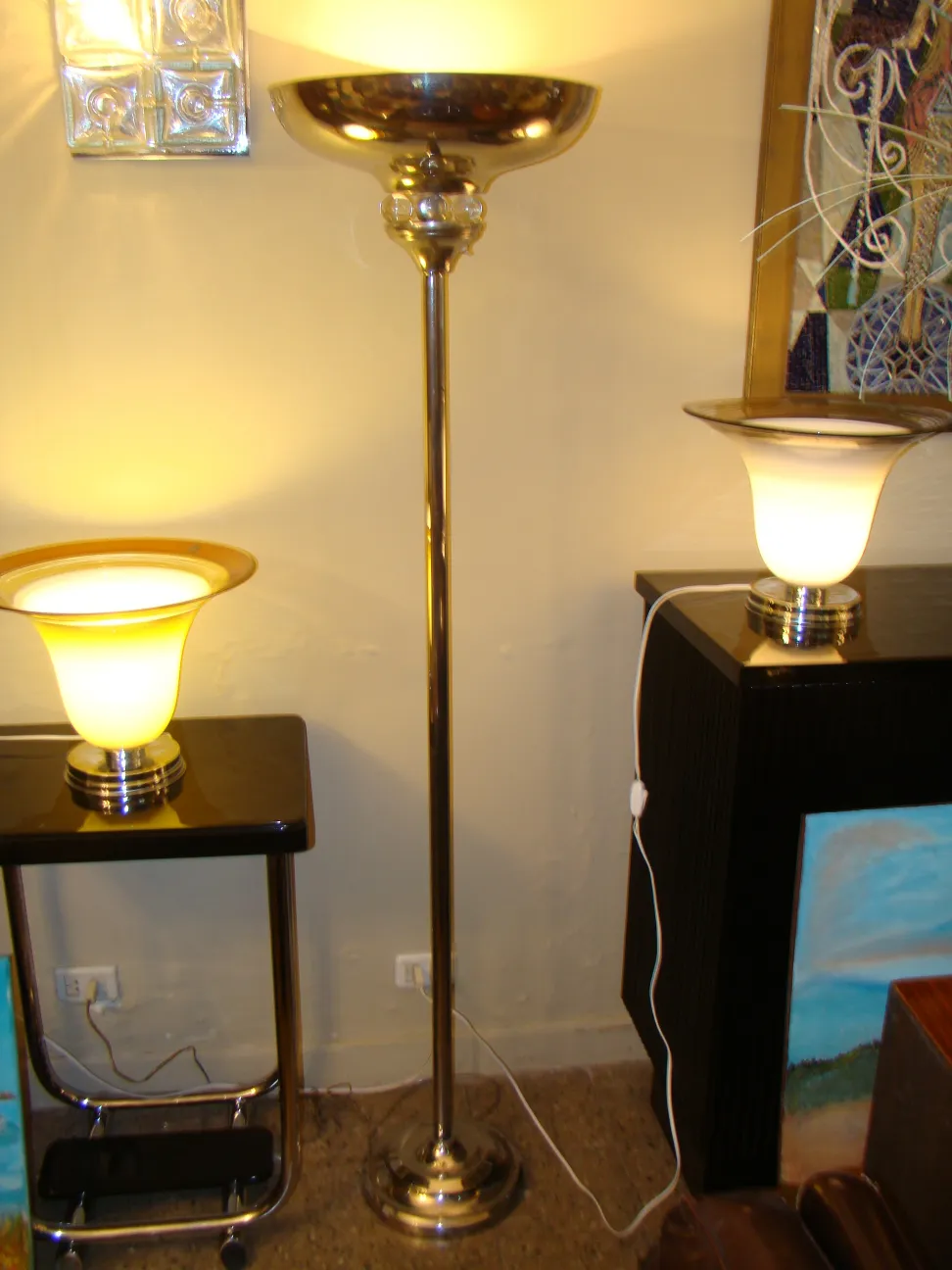 Lampada da terra antica con luce calda e base elegante