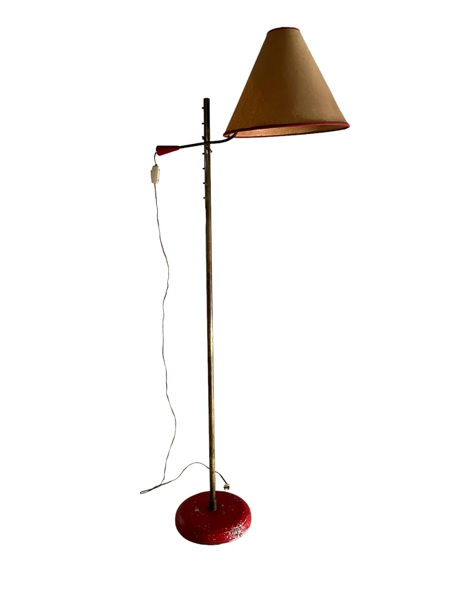 Lampada da terra antica con paralume conico beige e base rossa