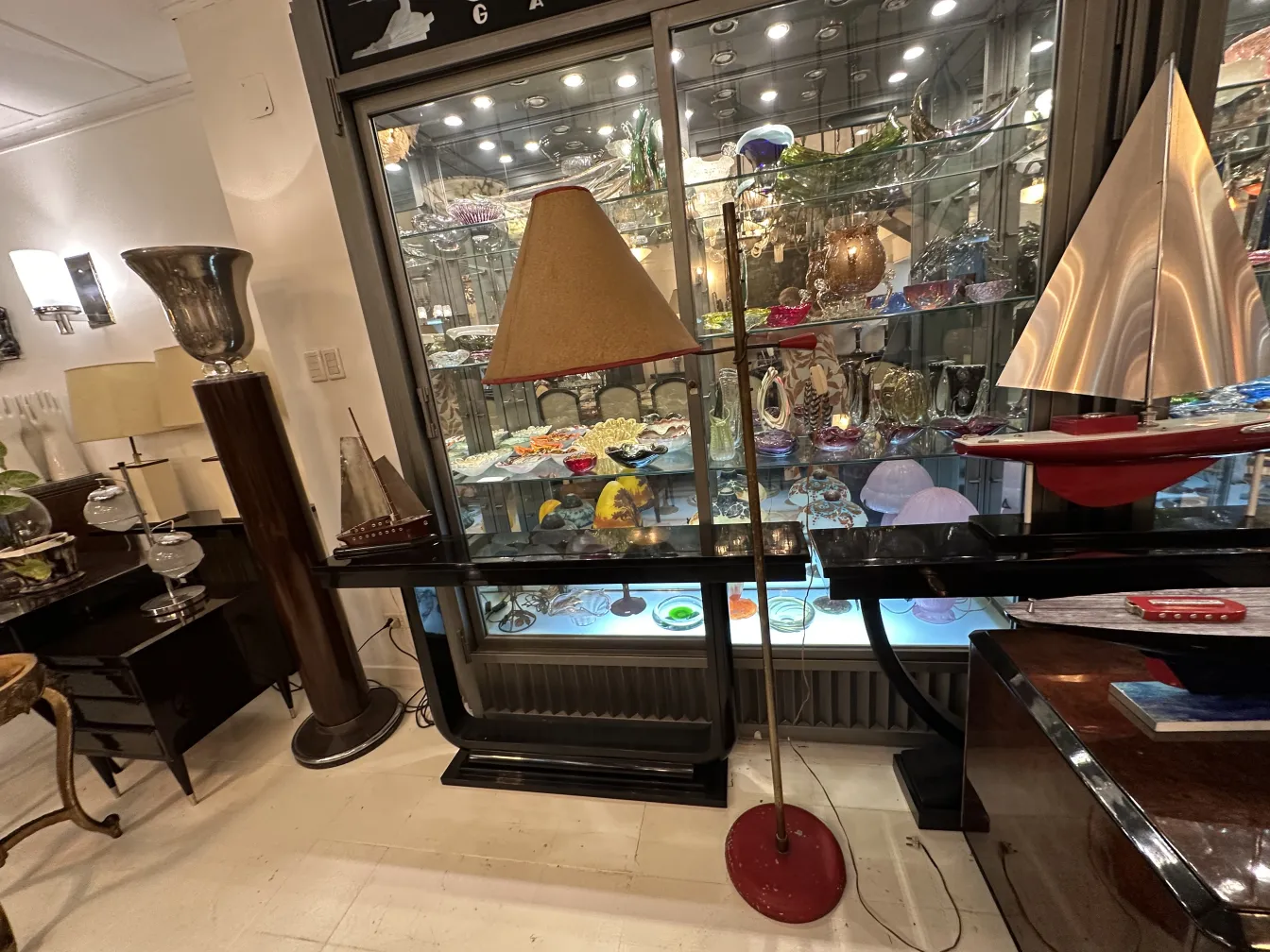 Антикварный торшер с треугольным абажуром, фон антиквариата