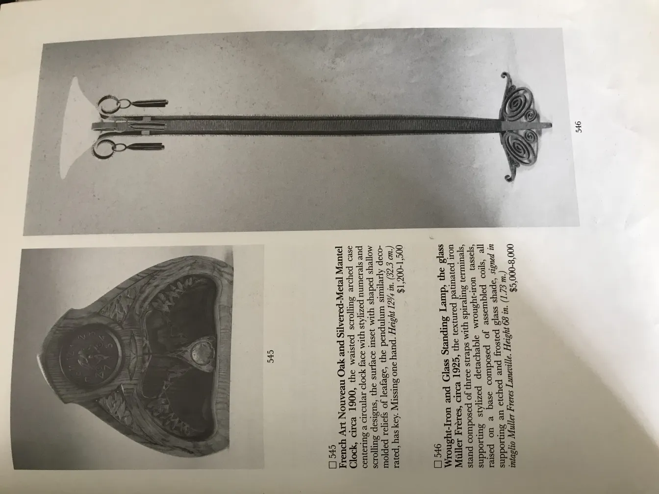 antiga luminária de pé com design estilizado em ambiente acolhedor