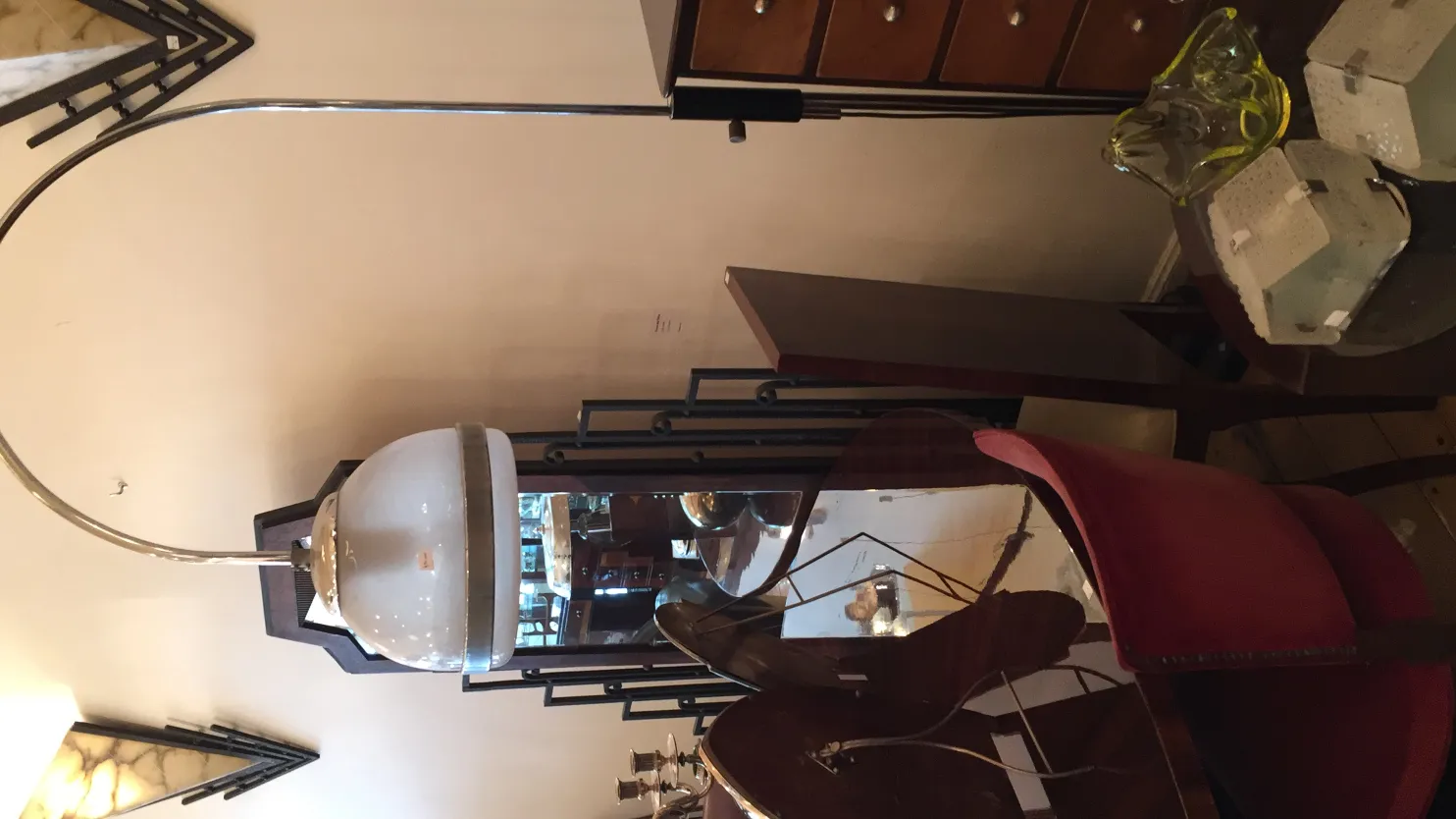 고전적인 플로어 램프 곡선 디자인으로 아늑한 분위기, 배경에 장식 요소가 있습니다.