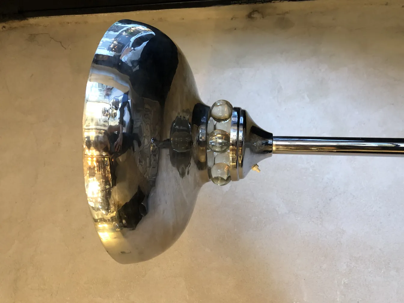 Lámpara de pie antigua con base brillante en un entorno moderno