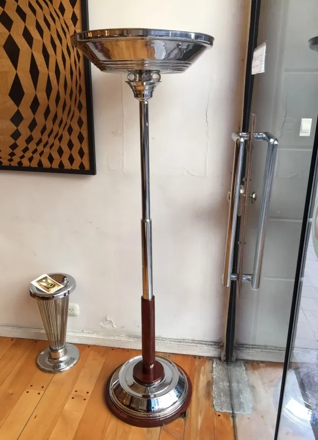 현대적인 방에 있는 고전적인 빛나는 플로어 램프