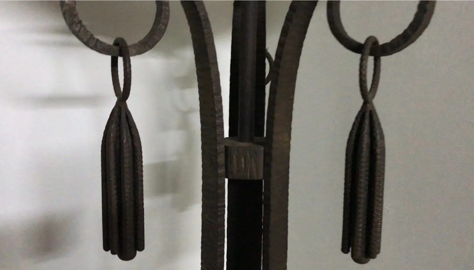 Luminária de pé antiga com detalhes decorativos em forma de franjas em um design elegante em um ambiente acolhedor.