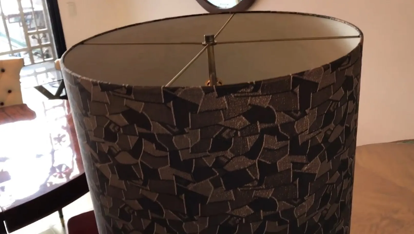 Antike Stehleuchte im klassischen Stil für eine gemütliche Atmosphäre