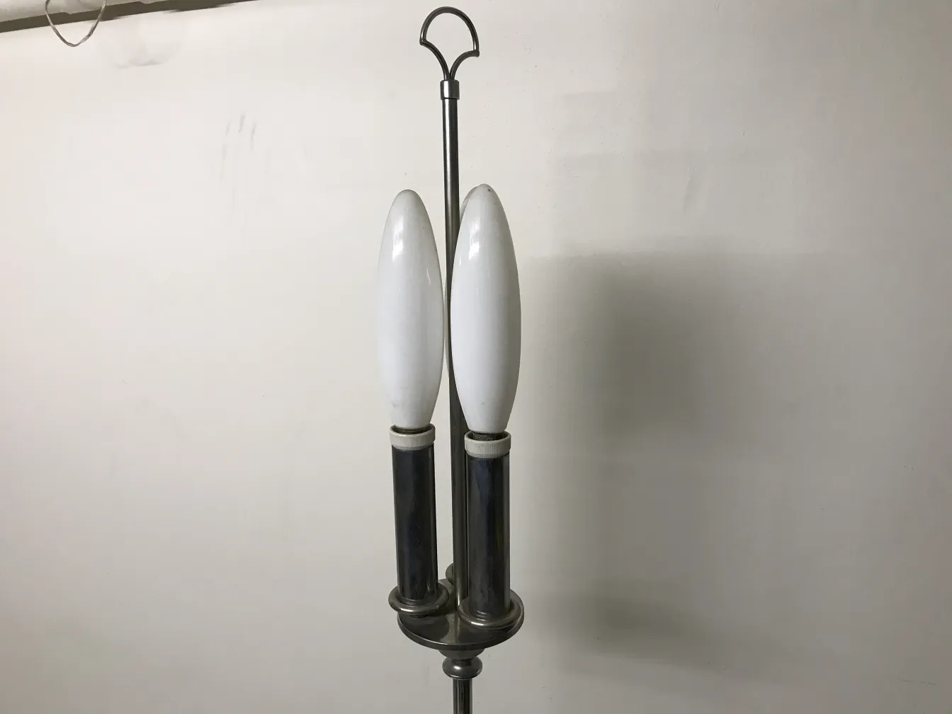 lampada da terra antica con due lampadine in un ambiente neutro