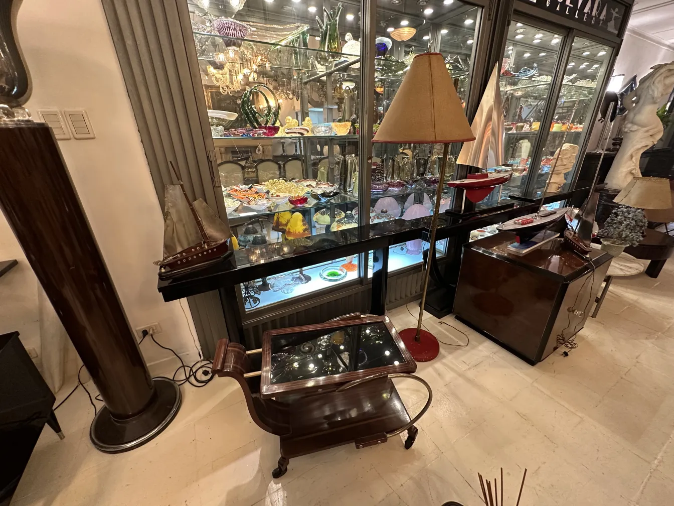 प्राचीन फर्श का दीपक के साथ छाया, कमरा को गर्माहट देने के लिए।