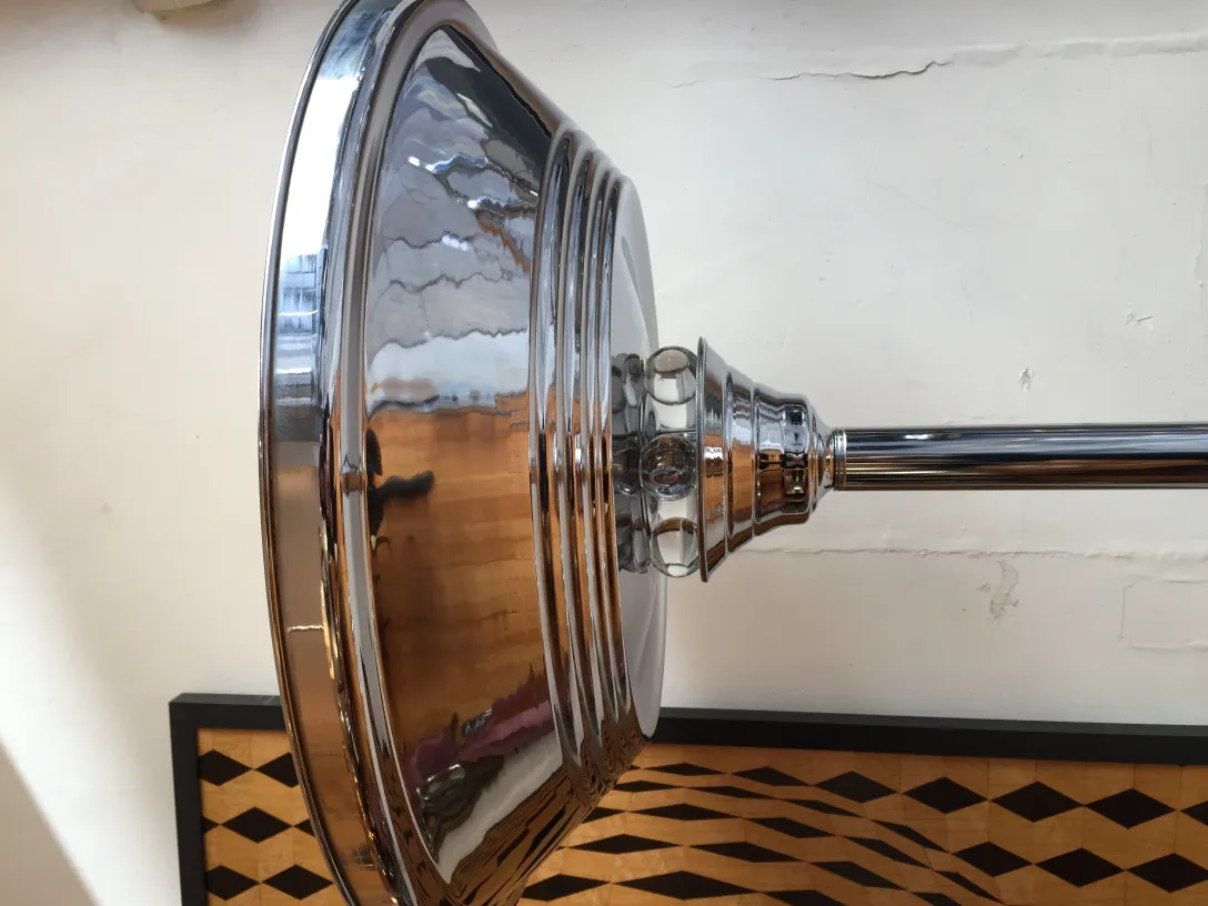 Luminária de pé antiga com base elegante e cúpula refletora