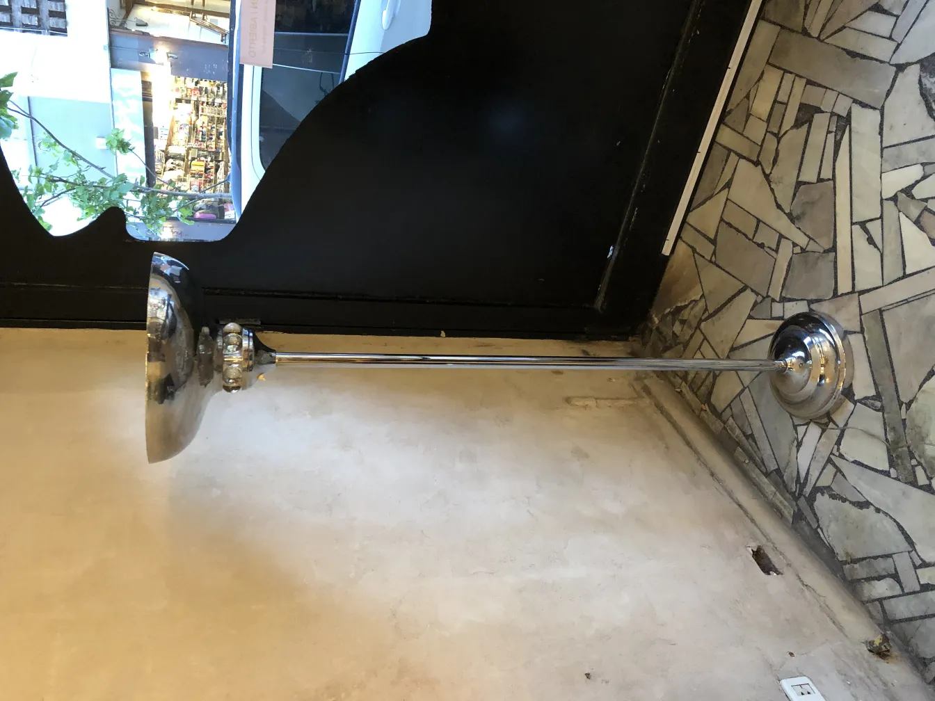 Lámpara de pie antigua con diseño brillante en un ambiente clásico.