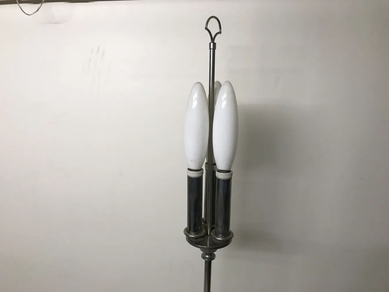 Ancienne torchiere avec deux ampoules blanches dans un cadre élégant.