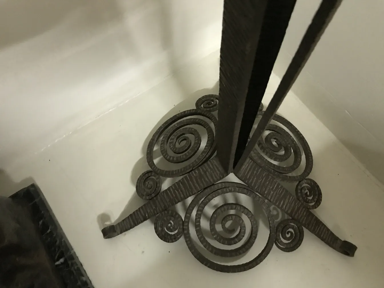 antigua lámpara de pie con base decorativa, entorno elegante