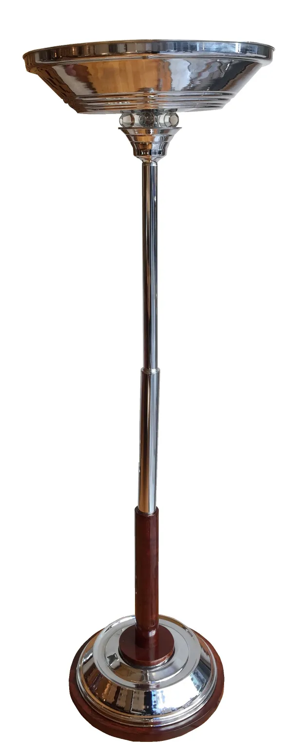 Torchiere ancienne avec base ronde dans un cadre accueillant