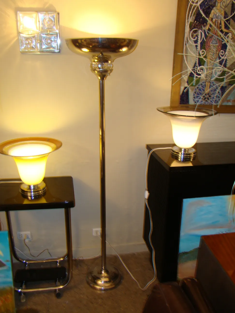 Lámpara de pie antigua con diseño elegante y luz cálida, ambiente acogedor.