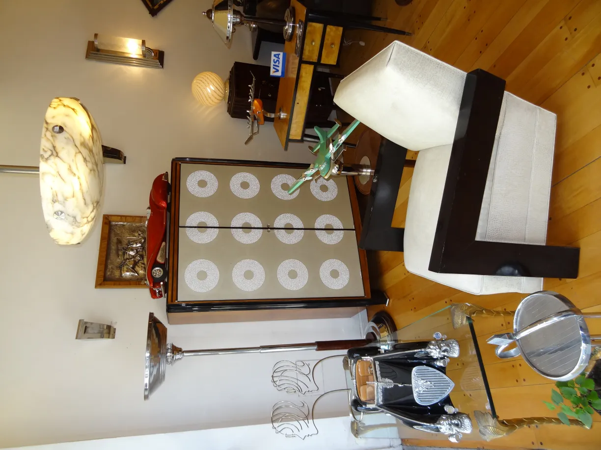 Lámpara de pie antigua con diseño clásico en una sala de estilo vintage.