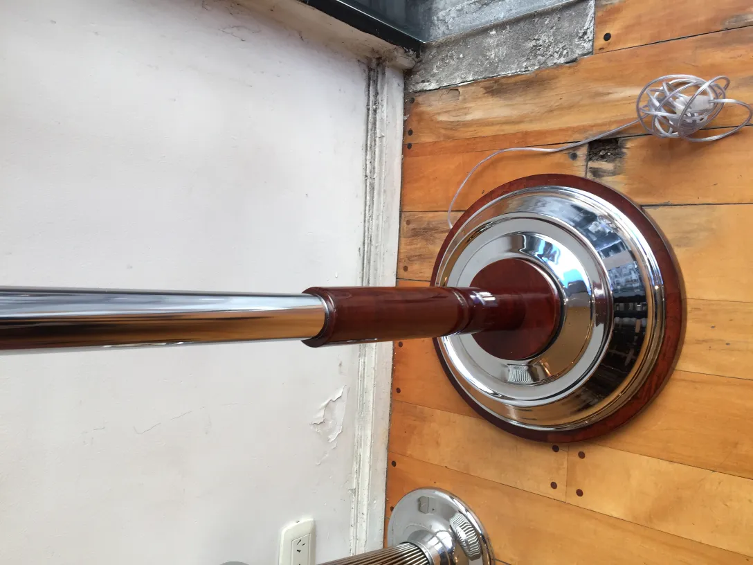 Lámpara de pie antigua con base brillante, ambiente acogedor