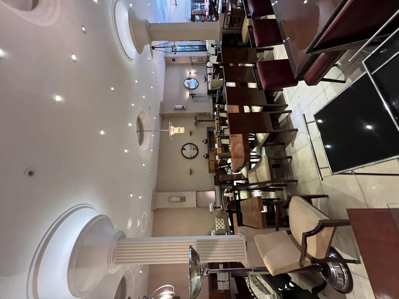 Lampada da terra classica che mostra eleganza in un ambiente vintage