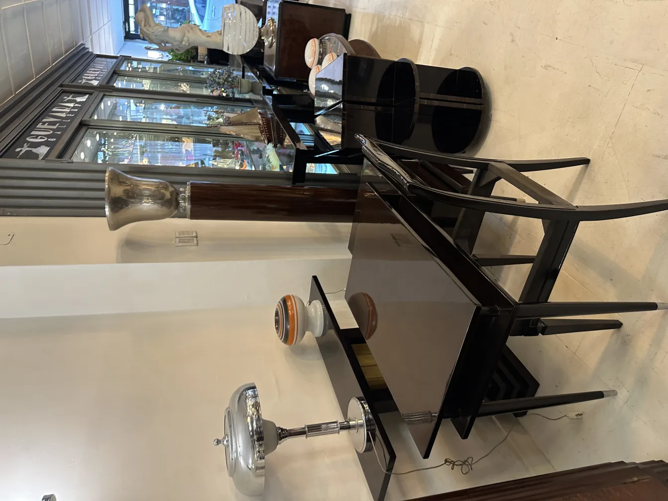 Torchiere ancienne dans un cadre élégant, à côté d'autres objets décoratifs.