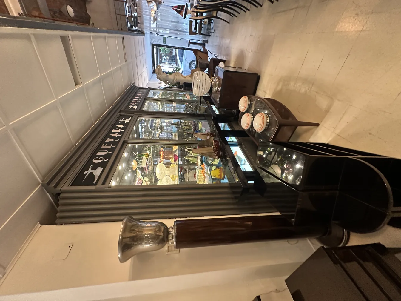 优雅古董落地灯与展示柜和家具的环境