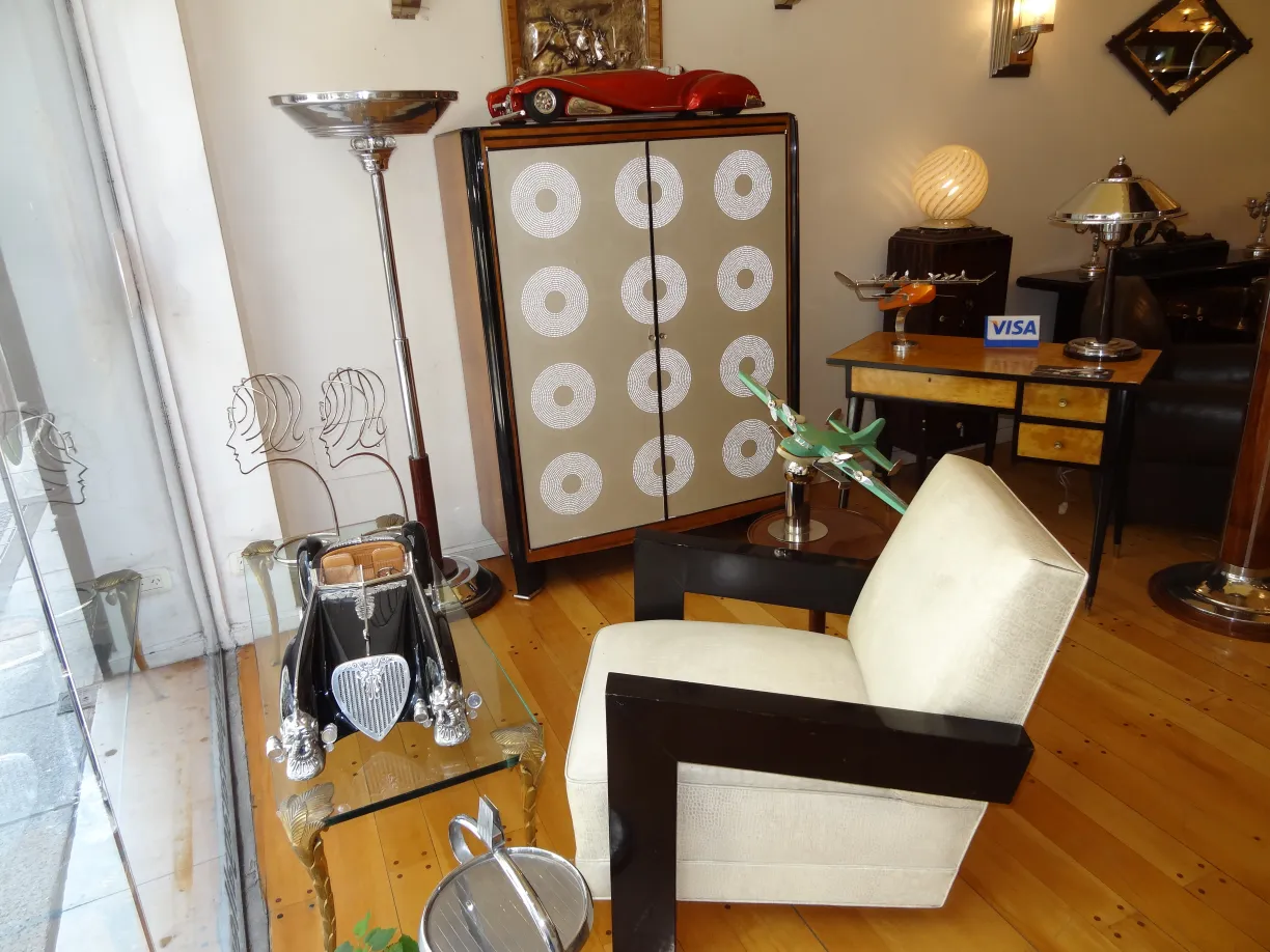 Luminária de pé antiga em estilo clássico com luz suave, cercada por decoração retrô