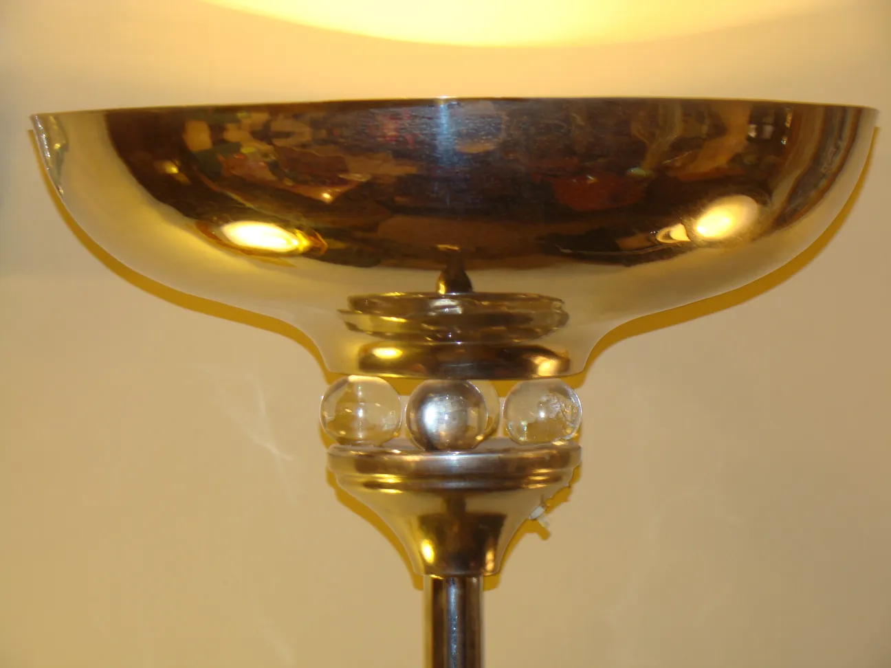 Luminária de pé antiga com base de vidro e cúpula dourada, ideal para salas.