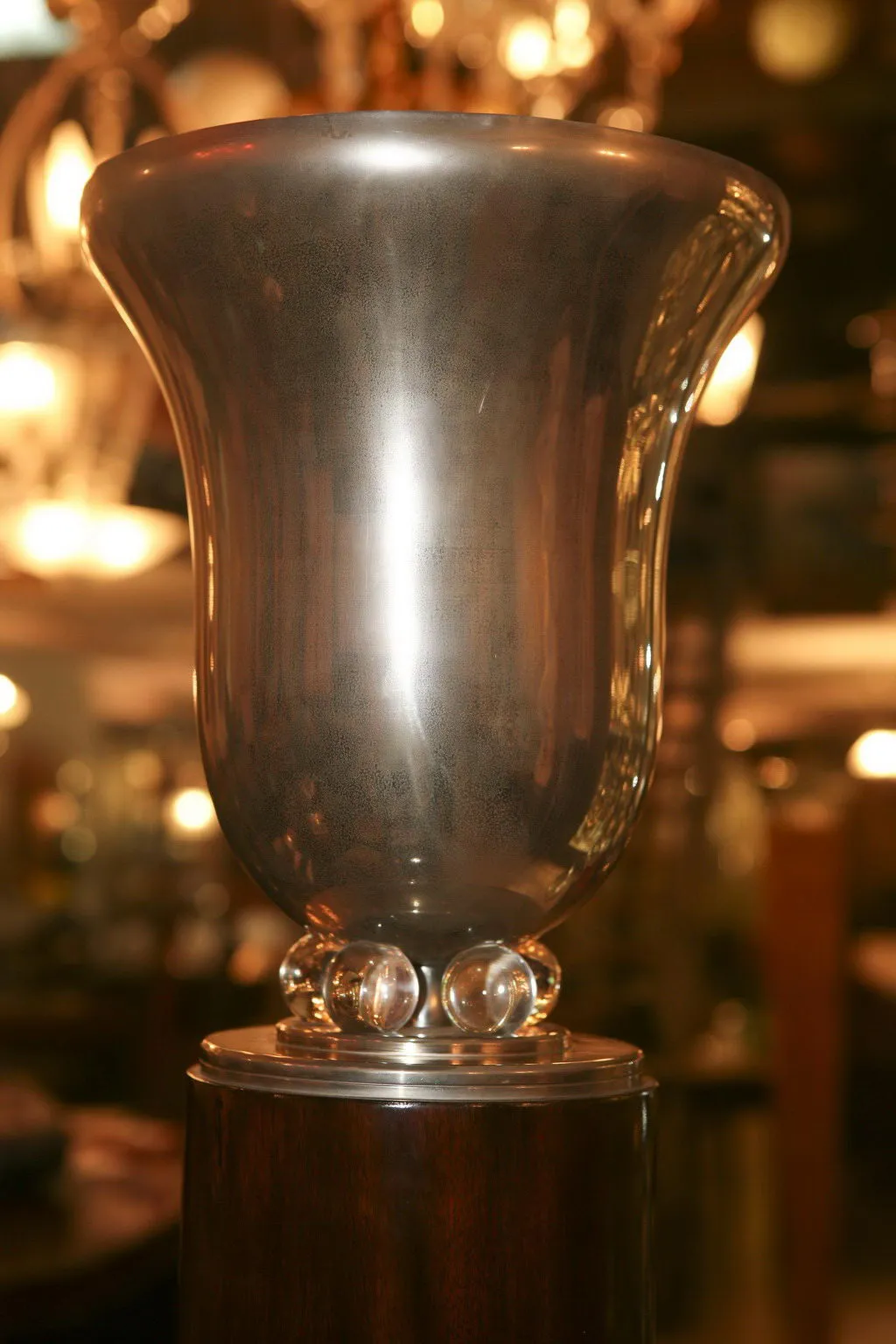 Lampada da terra antica con design elegante in un ambiente accogliente