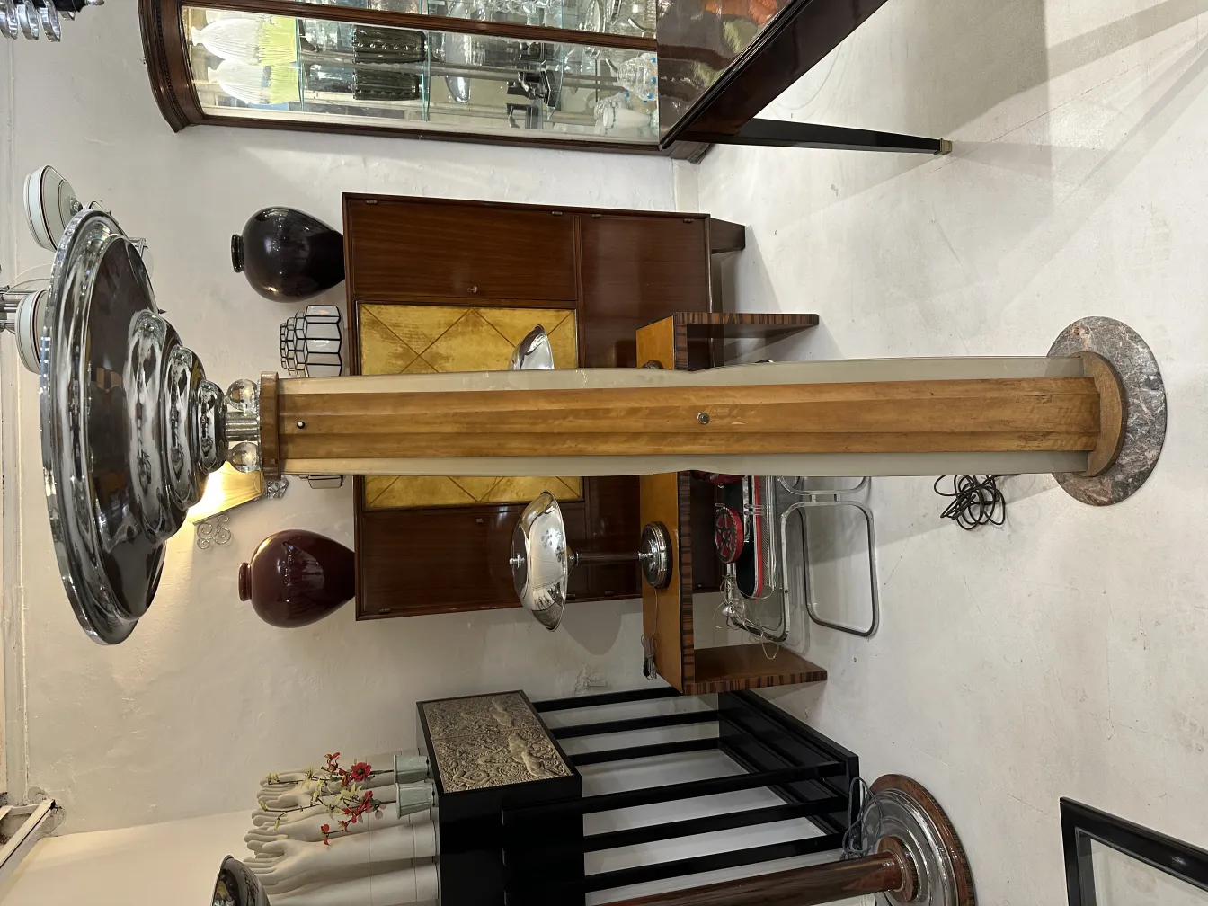 luminaria de pé antiga com base decorativa e detalhes brilhantes