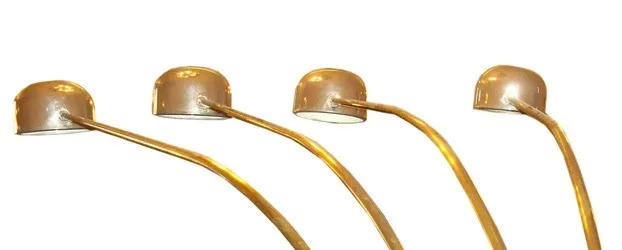 Antike Stehleuchte mit zwei goldenen Armen.