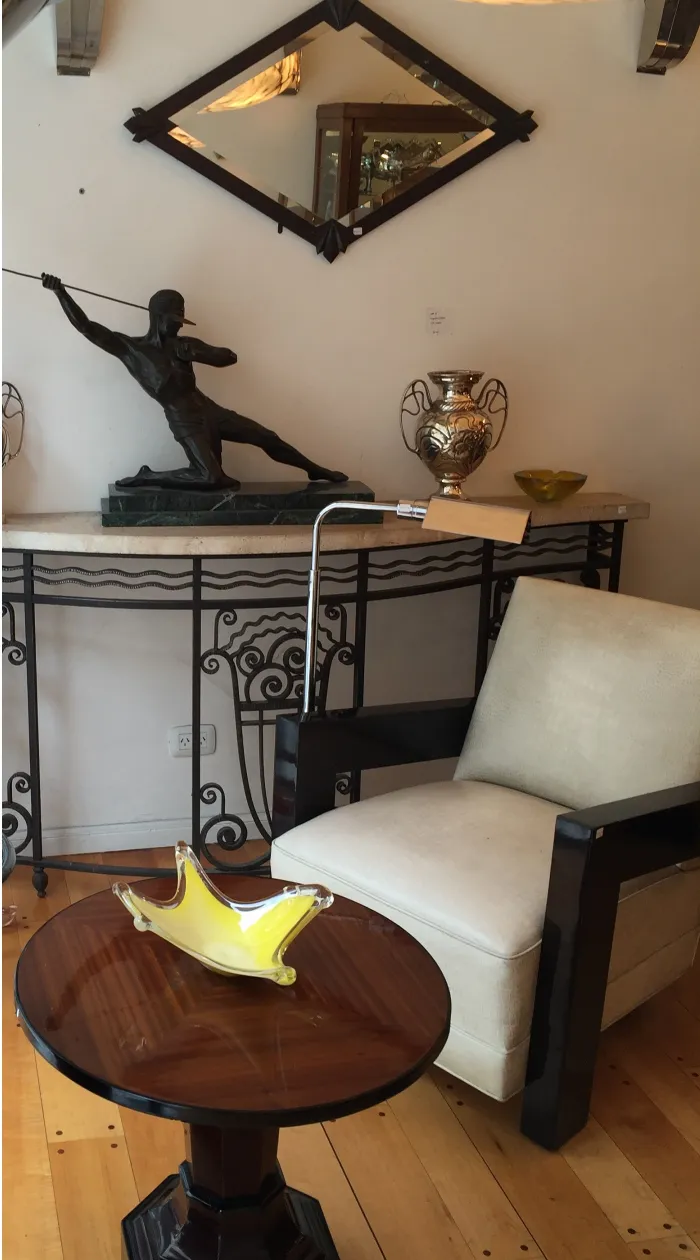 lampe de sol ancienne décorative dans un cadre classique