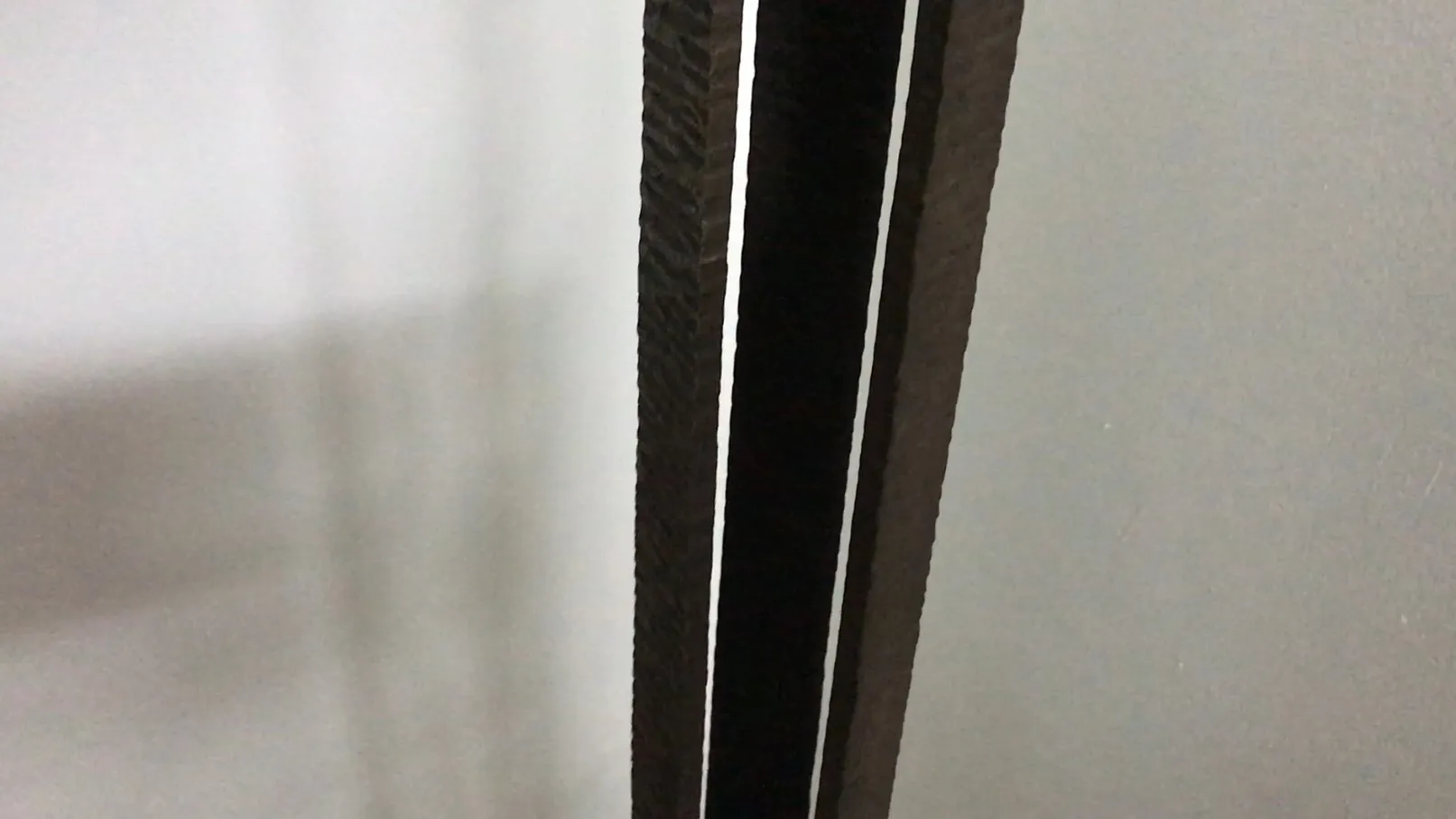 오래된 플로어 램프, 세부 사항이 있는 받침대, 아늑한 분위기