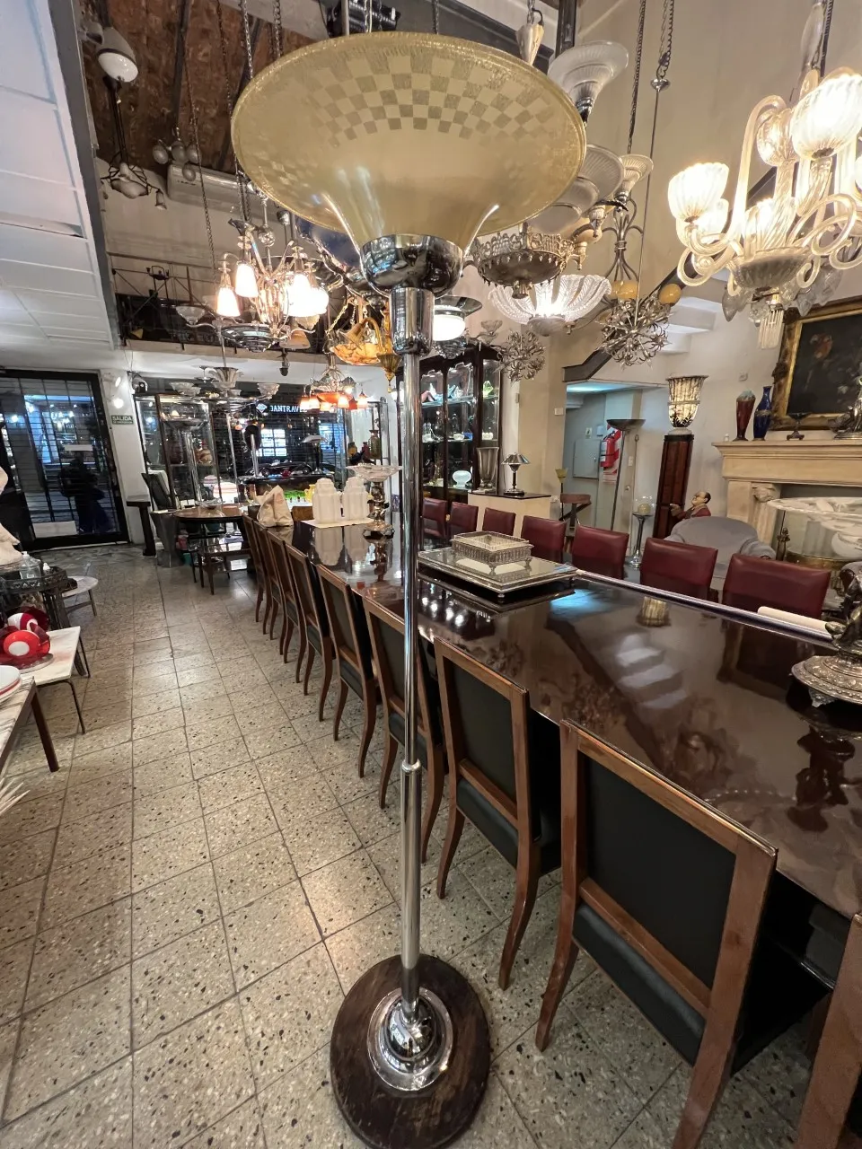 WMFのアンティークフロアランプ、円形ベースと大きなシェードがスタイリッシュな空間に