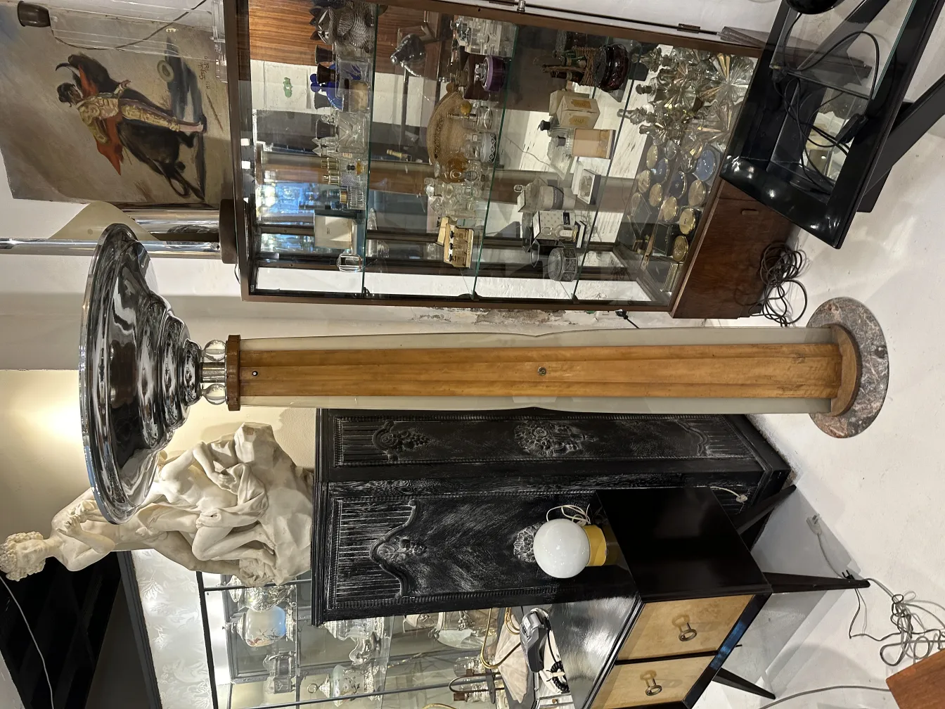 Torchiere antique avec base ronde et abat-jour métallique.