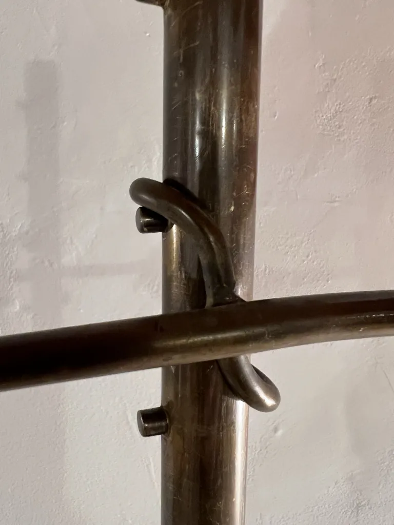 Detail der alten Stehleuchte mit elegantem, geschwungenem Design