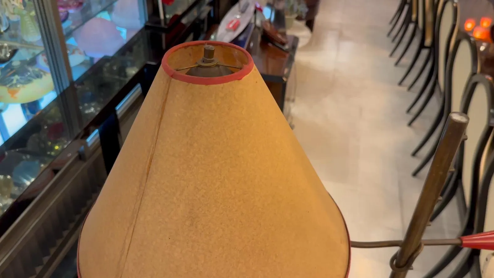 torchiere ancienne avec abat-jour beige dans un cadre classique