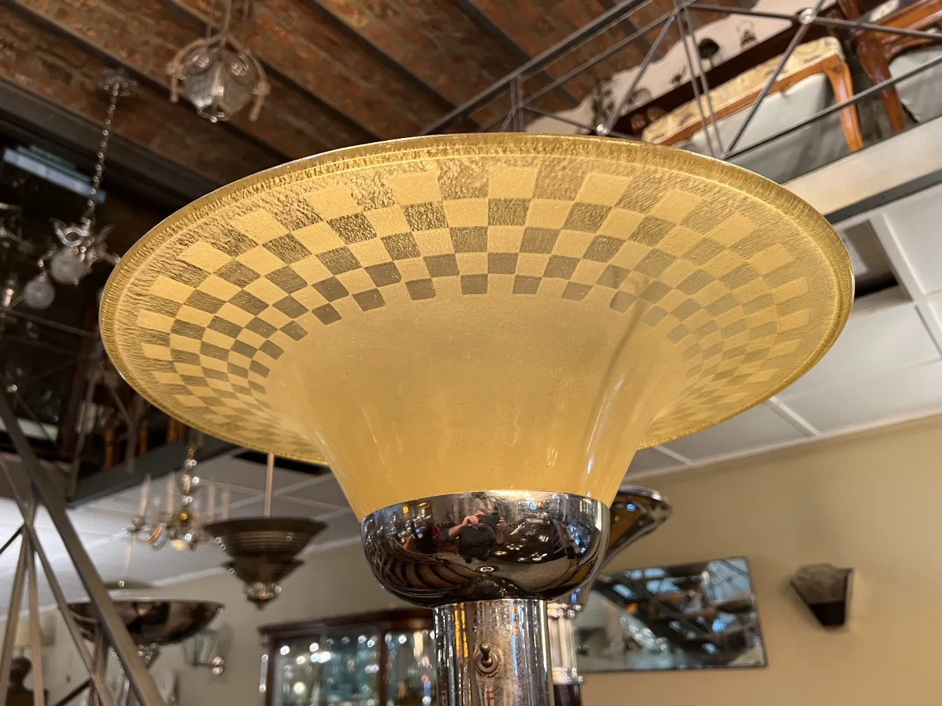 Torciere antica con design a scacchi, elegante