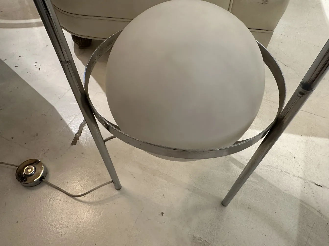 우아한 고전적인 플로어 램프, 둥근 바닥과 구형 유리 갓